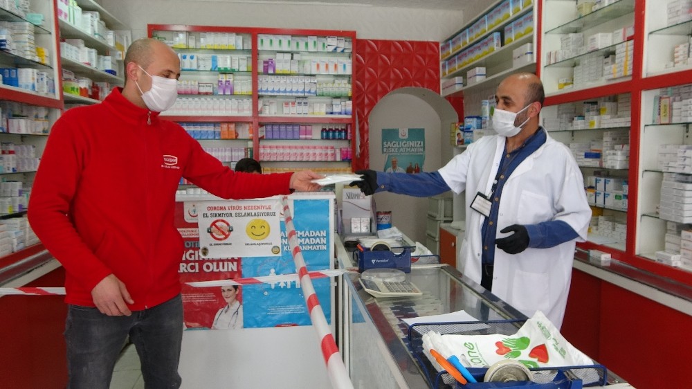 Muş’ta eczaneler ücretsiz maske dağıtımına başladı 