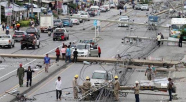Muş'ta elektrik direkleri devrildi