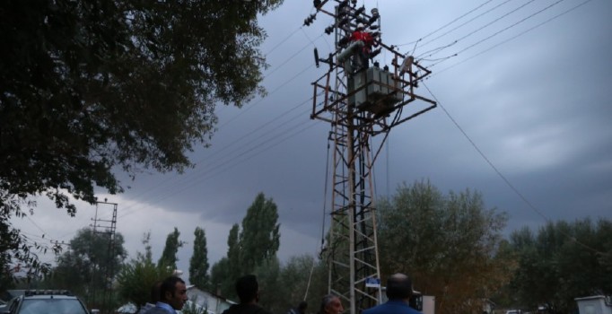 Muş'ta elektrik trafosu patladı