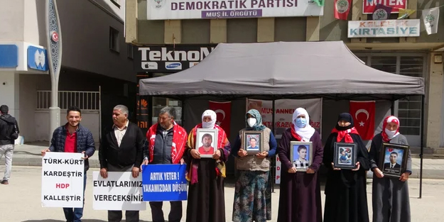 Muş'ta evlat nöbetine bir aile daha katıldı! 'HDP’nin kapatılmasını istiyoruz' deyip seslendiler