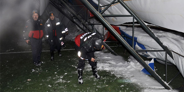 Halı sahanın çatısı çöktü