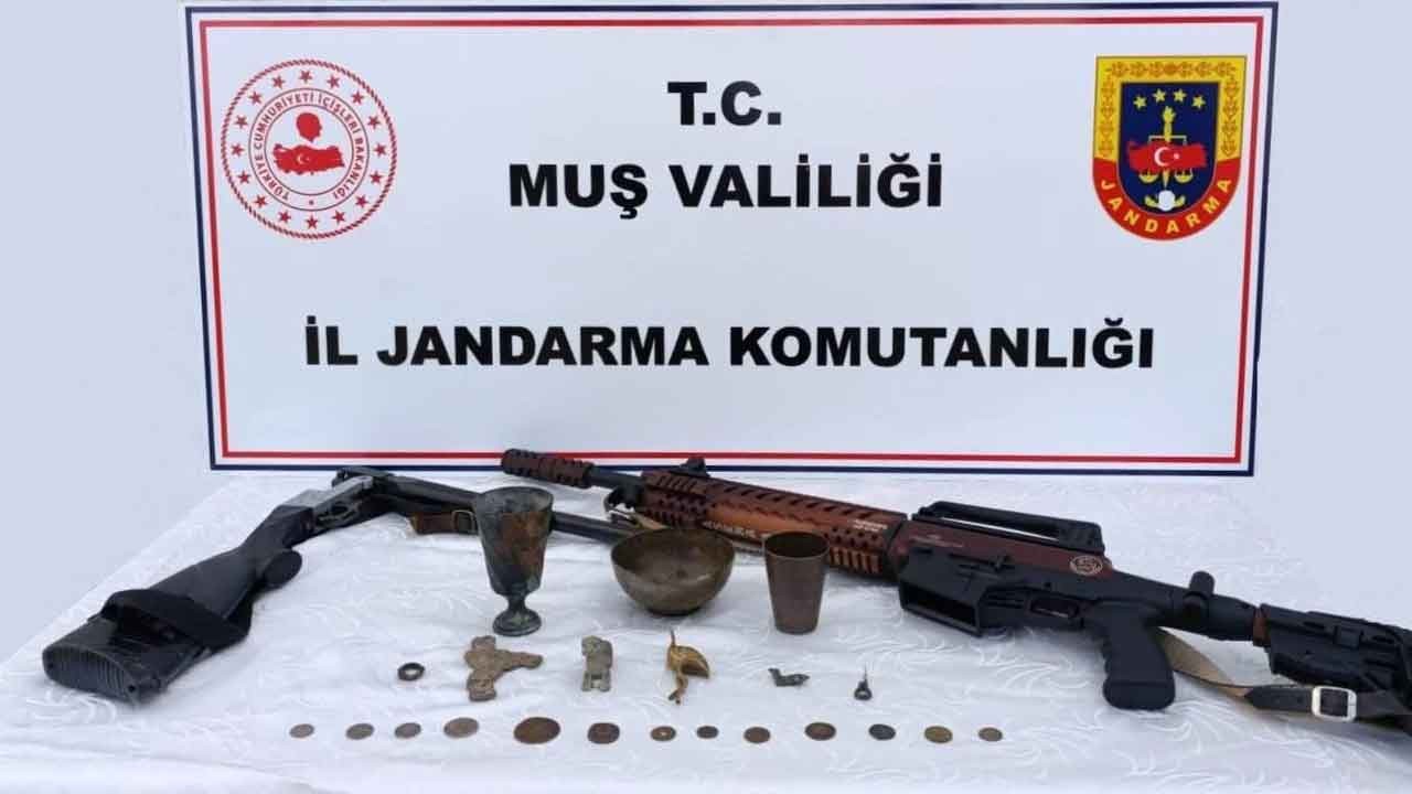 Muş'ta kaçakçılara darbe! Emniyet güçleri nefes aldırmıyor: Tarihi eser ve kaçak ürünler ele geçirildi