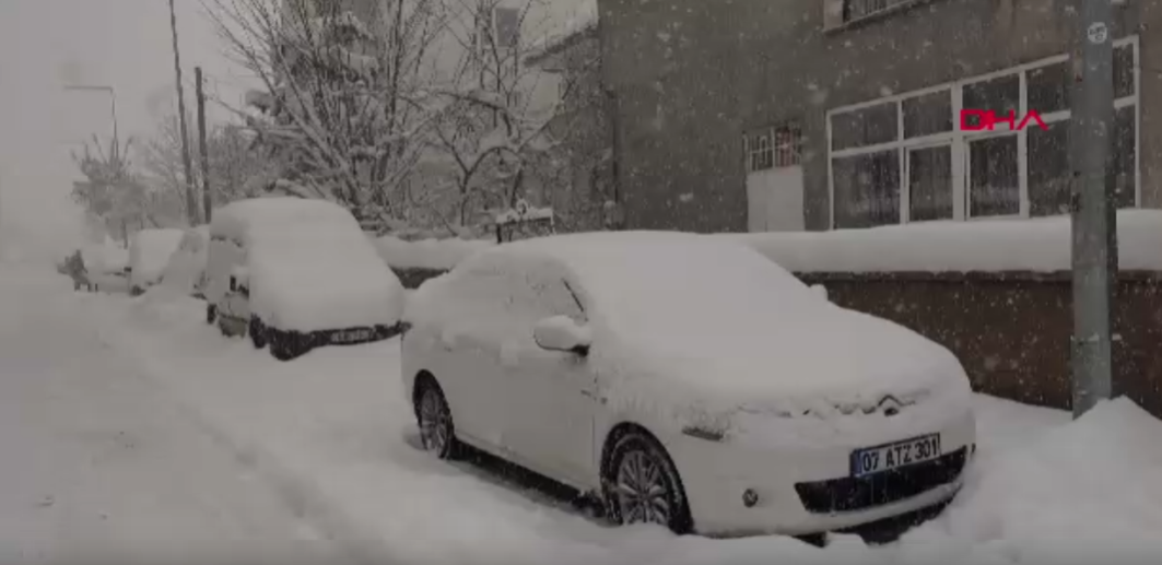 Muş'ta kar esareti! 350 köy yolu tamamen kapandı, ekipler zamanla yarışıyor!