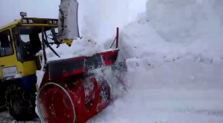 Muş’ta kar kalınlığının 7-8 metre olduğu bölgede yol açma çalışması başlatıldı 
