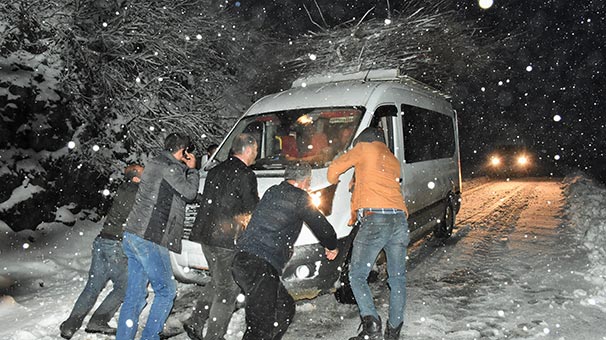 Muş'ta kar nedeniyle mahsur kalan 22 kişi böyle kurtarıldı