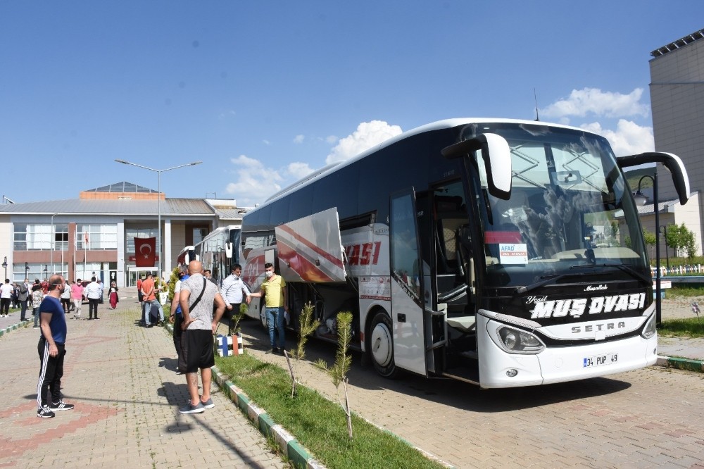 Muş’ta karantina süresi tamamlanan 107 kişi memleketlerine uğurlandı 
