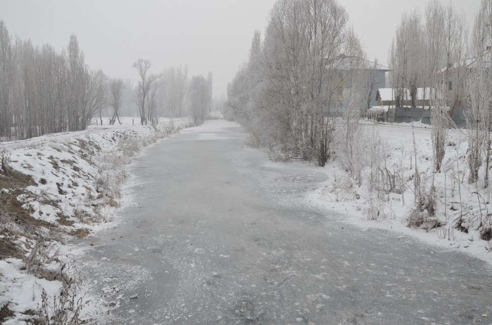Muş’ta Karasu Nehri dondu 