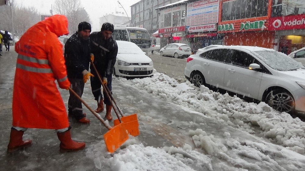 Muş’ta lapa lapa kar yağışı 