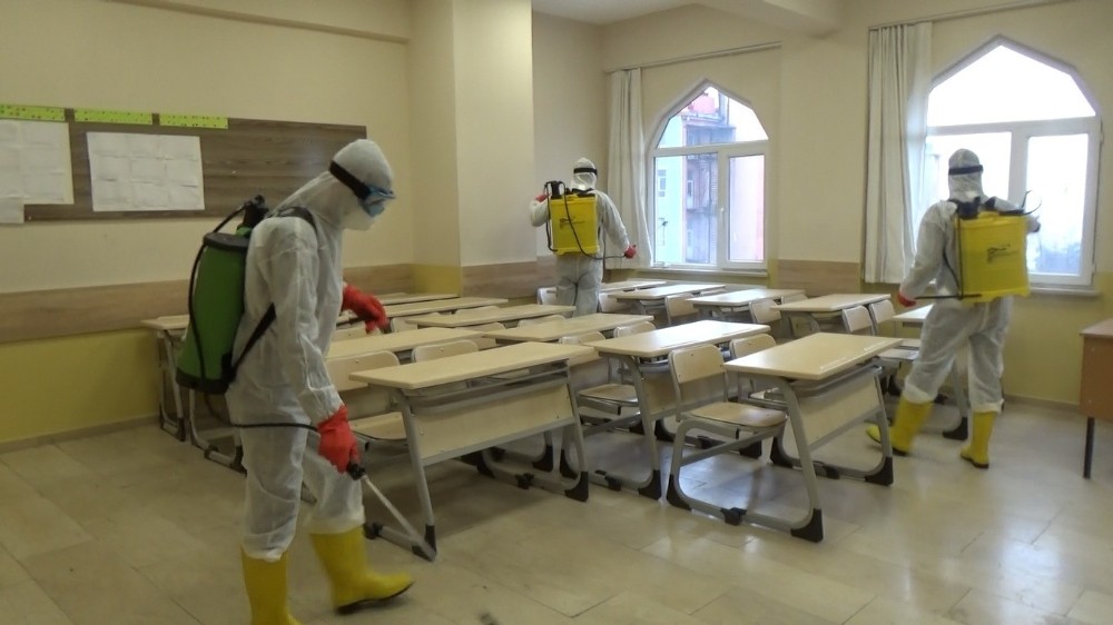 Muşta okullar korona virüsü tehdidine karşı dezenfekte ediliyor 