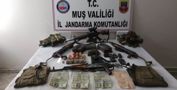 Muş'ta öldürülen 5 PKK'lı teröriste ait silah ve mühimmat ele geçirildi