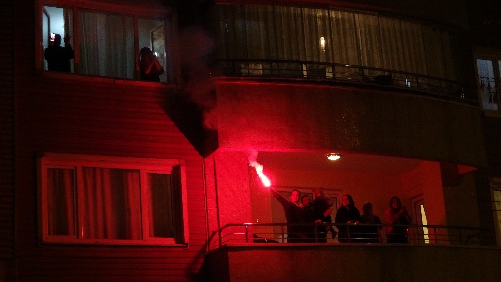 Muş’ta sağlık çalışanlarına balkonlardan moral alkışı 
