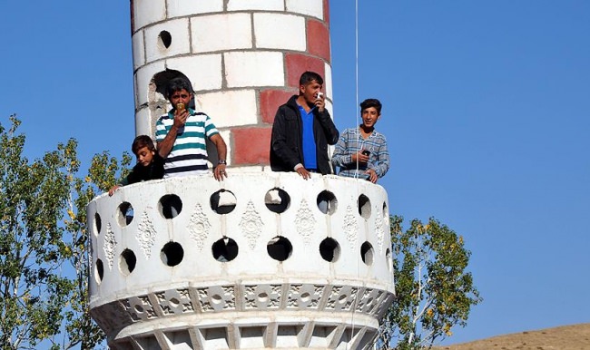 Muş'ta telefonla konuşmak için oraya çıkıyorlar