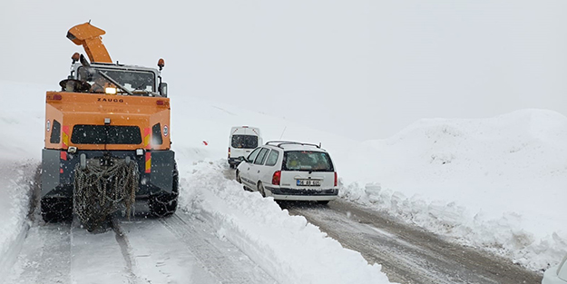 Muş'ta tipi nedeniyle 85 kişi yolda mahsur kaldı!