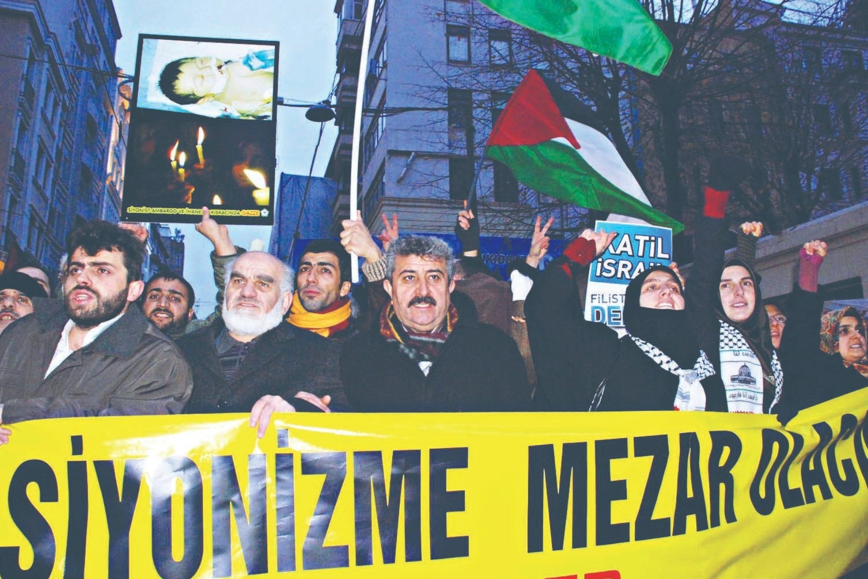 Mustafa ağabey kaptanlığında direnişin kalesi Akit! Bu manşetler Hakk ve hakikat mücadelesinin şahididir