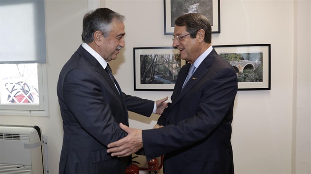 Mustafa Akıncı ve Anastasiadis ara bölgede görüştü