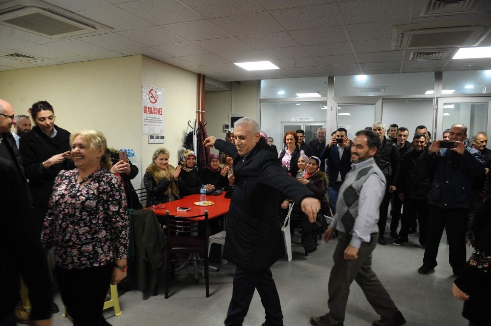 Mustafa Bozbey’i zeybek oynayarak karşıladılar 