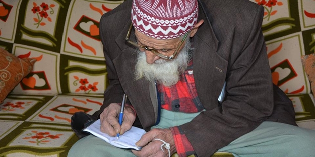 Mustafa Dede 56 yıldır günlük tutuyor