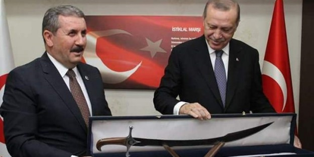 Mustafa Destici'den Cumhurbaşkanı Erdoğan'a sürpriz hediye