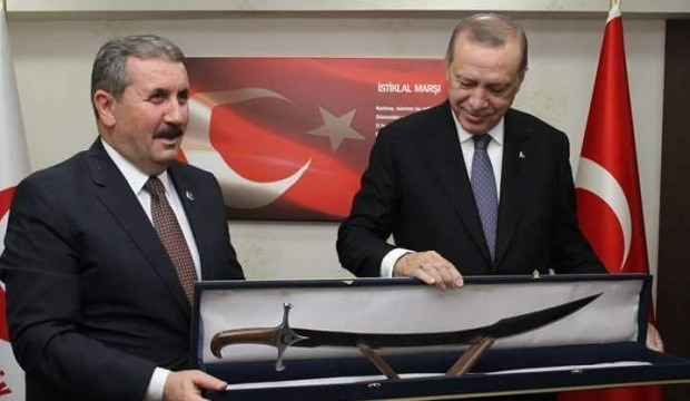 Mustafa Destici'den Erdoğan'a özel yapım hediye!