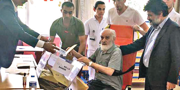 Mustafa Karahasanoğlu hastaneden sandığa koştu