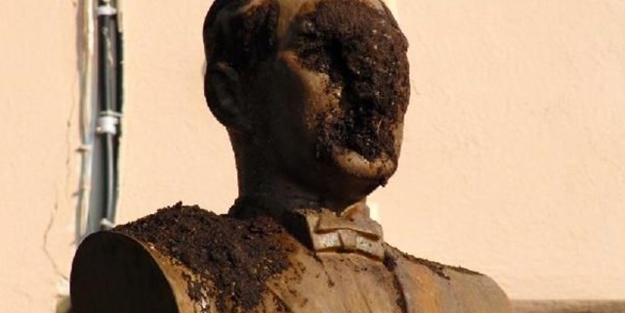Mustafa Kemal büstünü çamura bürüdüler