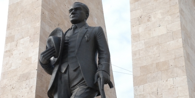 Mustafa Kemal heykeli düşmesin diye...