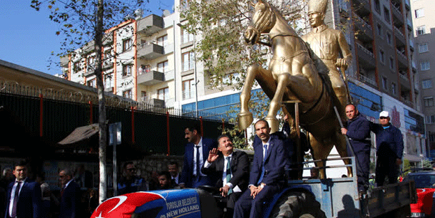 Mustafa Kemal heykelini traktörle gezdirip şov yaptı