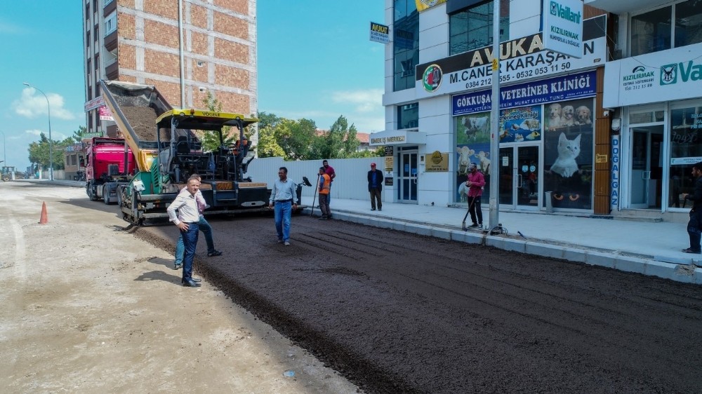 Mustafa Parmaksız caddesinde sıcak asfalt serimi öncesi hazırlıklar yapılıyor 