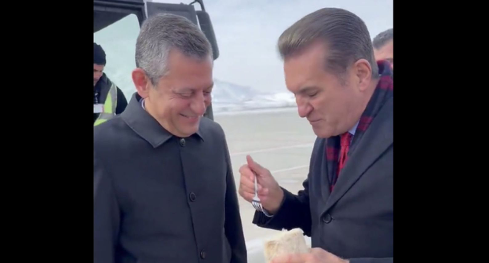 Mustafa Sarıgül Genel Başkanına Erzincan’da tulum çıkarttı Özgür Özel’de yedi