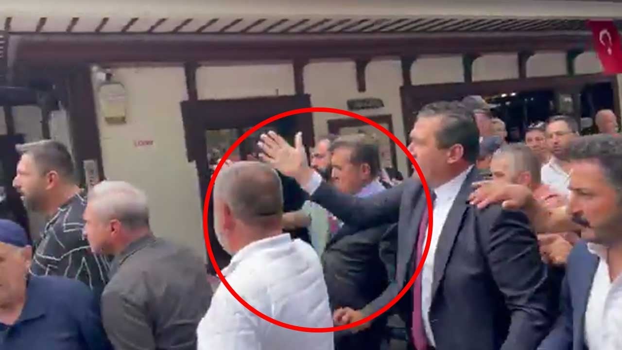 Mustafa Sarıgül’den tekme! Özgür’cüler Kılıçdaroğlu destekçisine saldırdı... Cami avlusunda koltuk kavgası