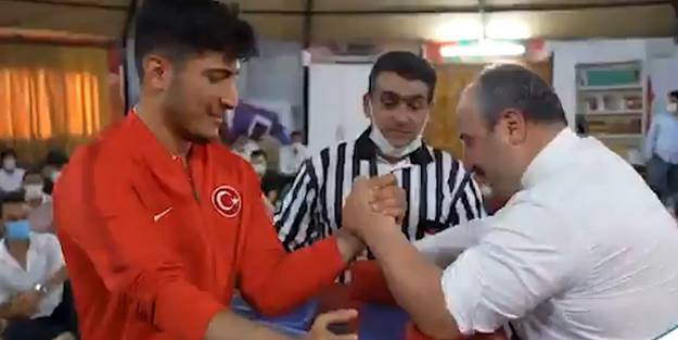 Mustafa Varank, milli sporcu Ocakoğlu ile bilek güreşi yaptı! İşte o keyifli anlar