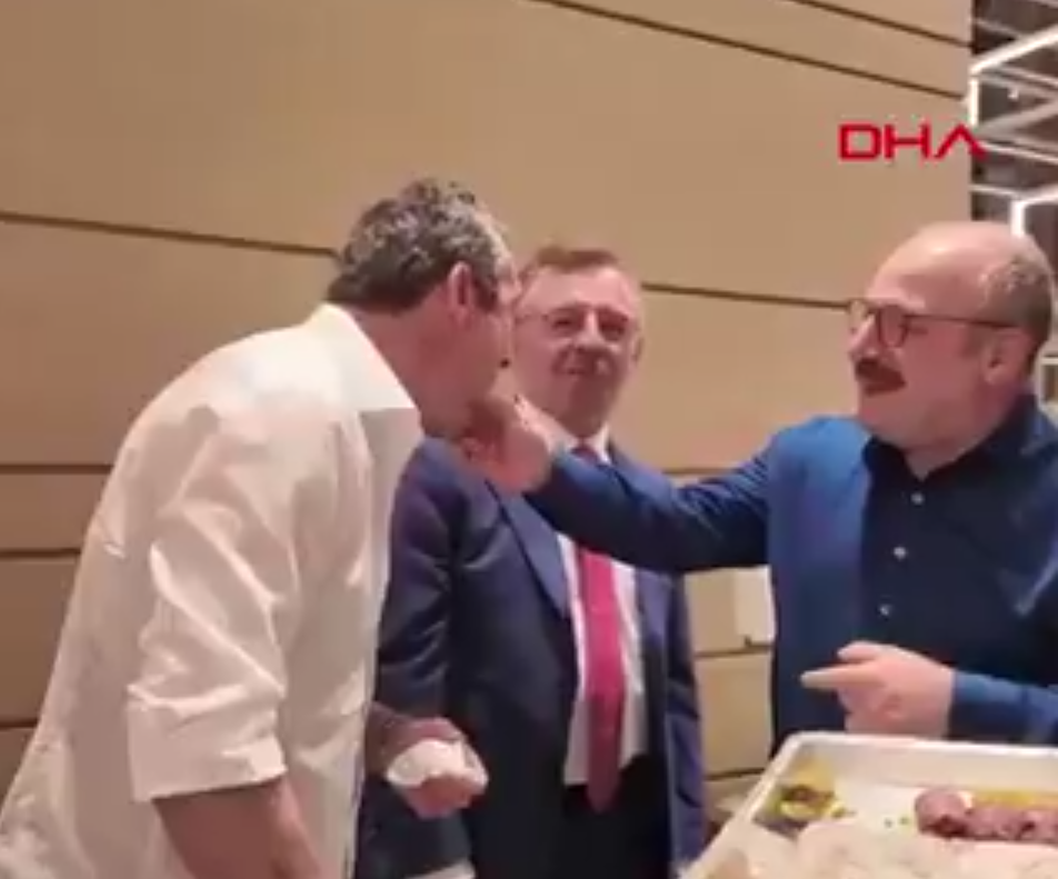 Mustafa Varank okunmuş baklavayı Ali Koç’a yedirdi! Görüntüler sosyal medyada olay oldu