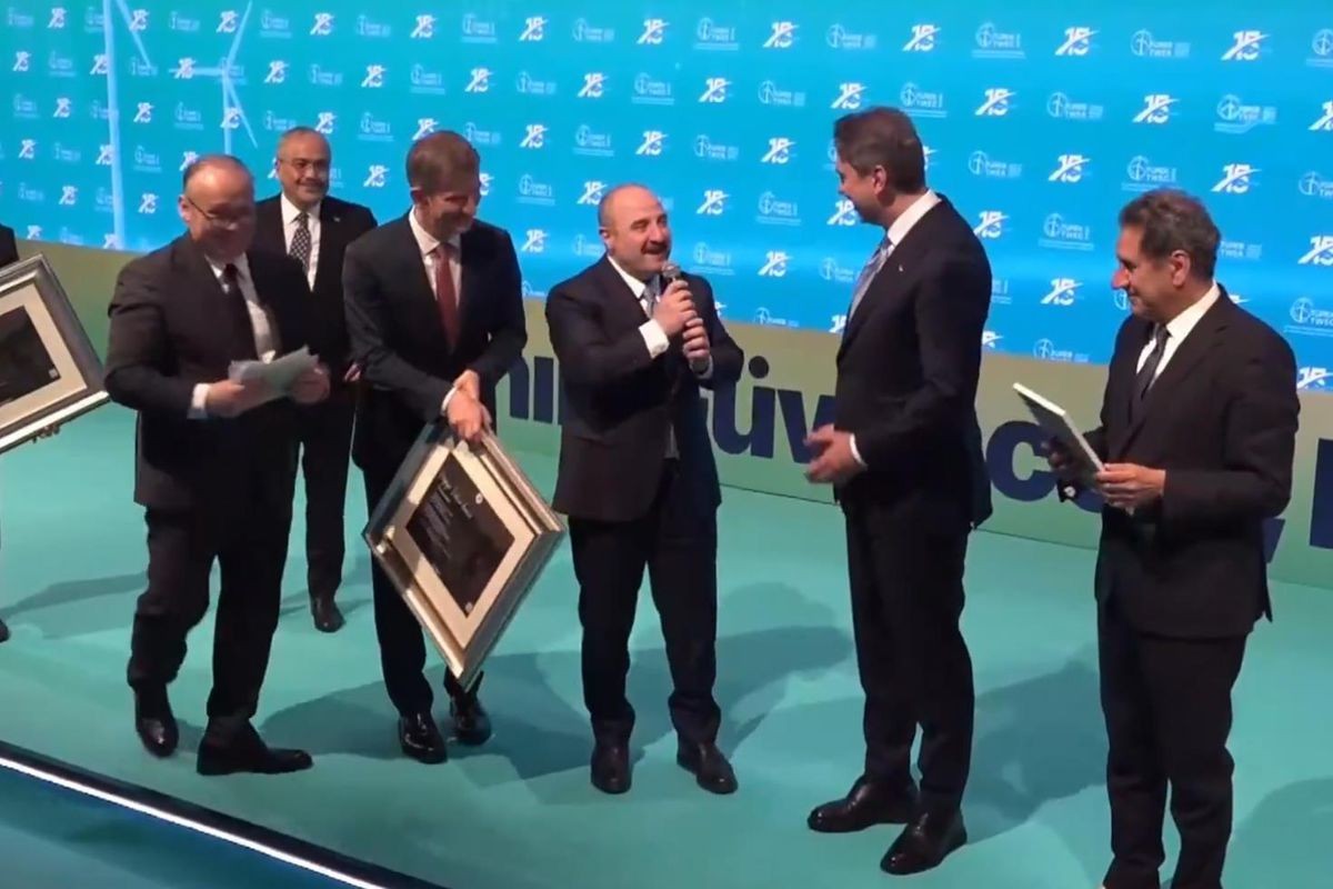Mustafa Varank’ın "geyik" esprisi törene damga vurdu! Enerji Bakanı’nın yüzüne dikkat