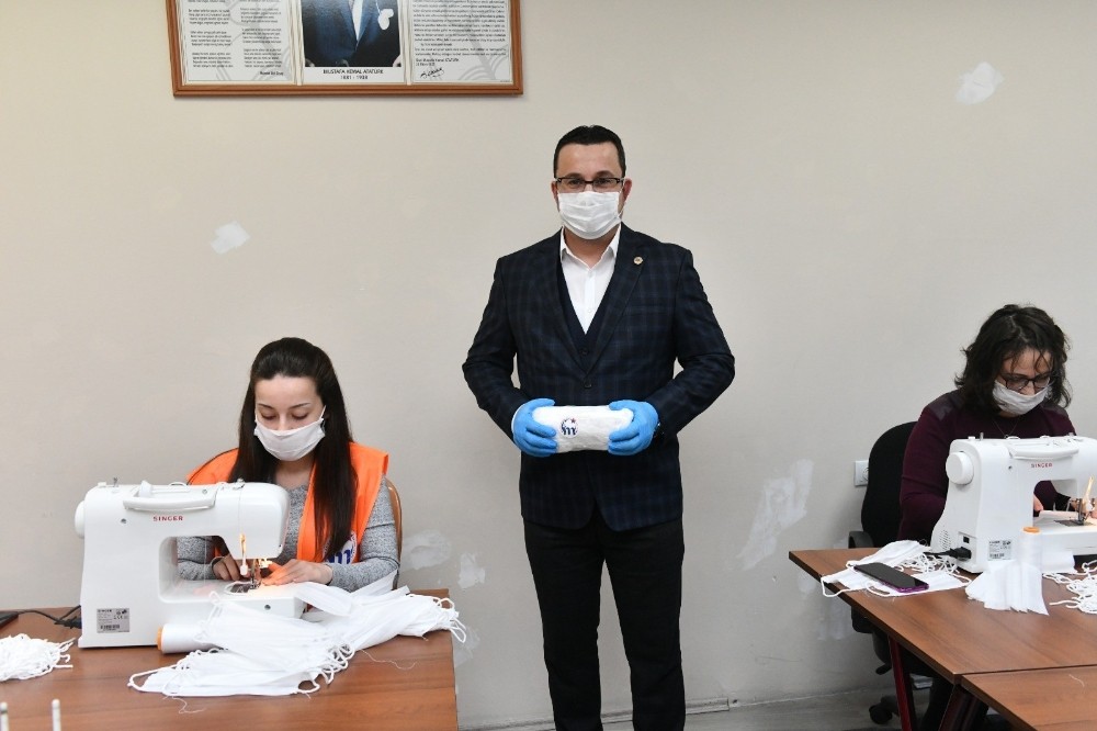 Mustafakemalpaşa Belediyesi ilk etapta 20 bin maske üretip ücretsiz dağıtacak 