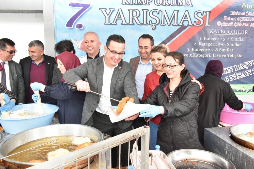 Mustafakemalpaşa Belediyesi şehitler için lokma döktürdü 