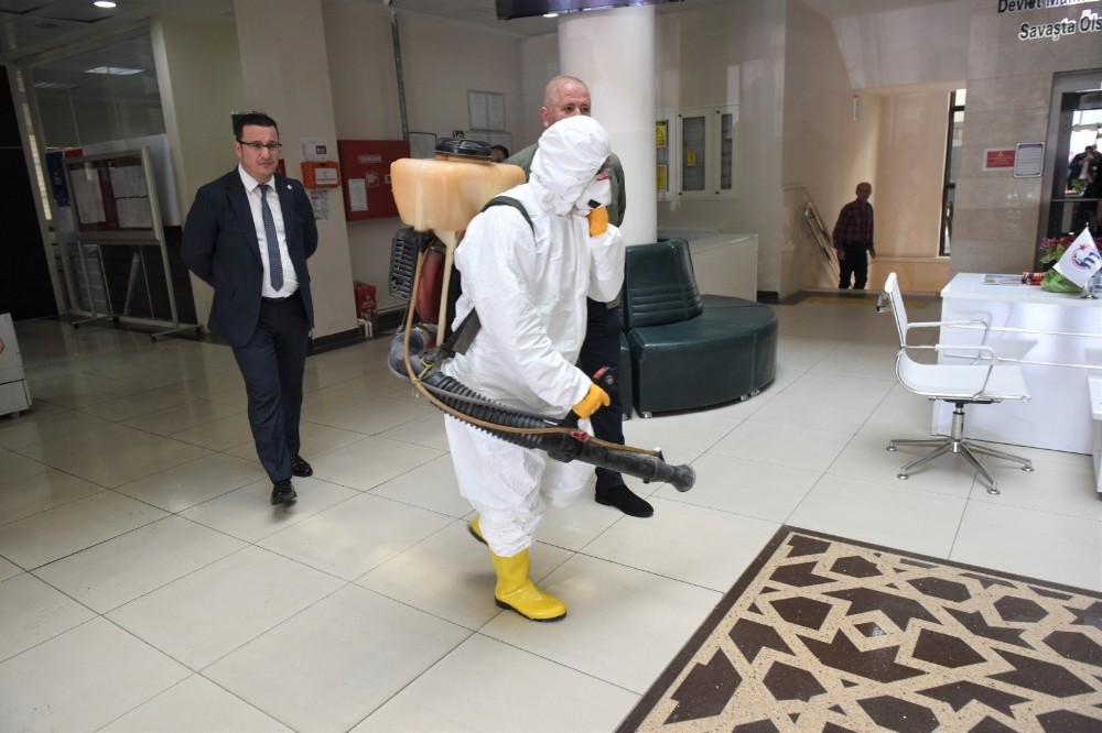 Mustafakemalpaşa önce yıkanıyor, sonra ilaçlanıyor 