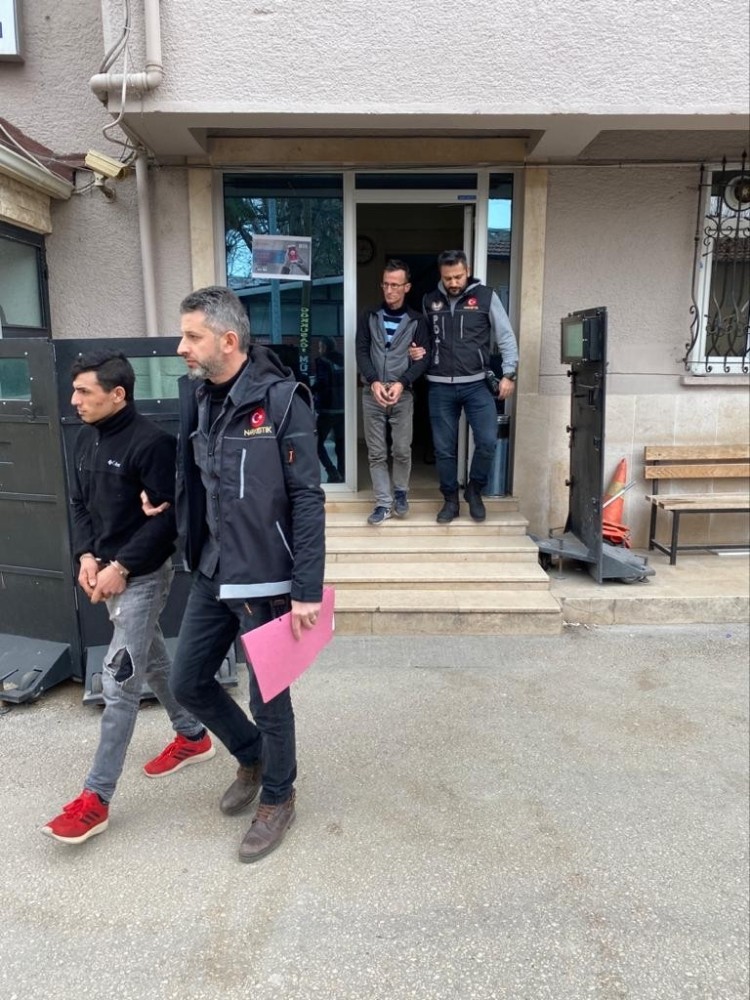 Mustafakemalpaşa’da uyuşturucu satıcıları tutuklandı 