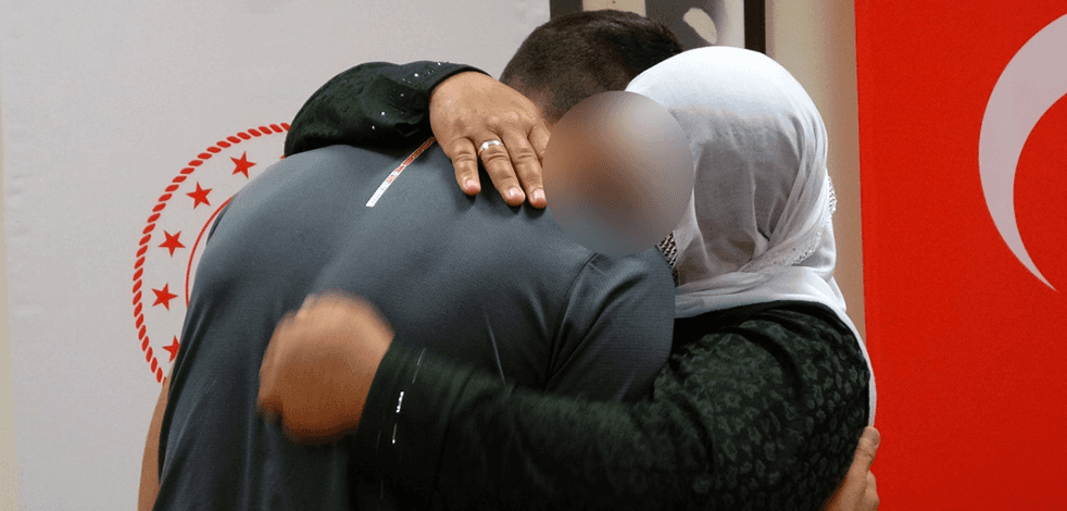 Muş'taki evlat nöbetinde ilk anne-oğul kavuşması gerçekleşti