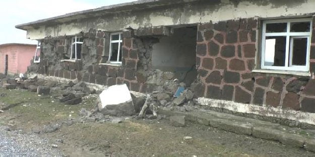 Muş'taki heyelanda okulun duvarı da çöktü