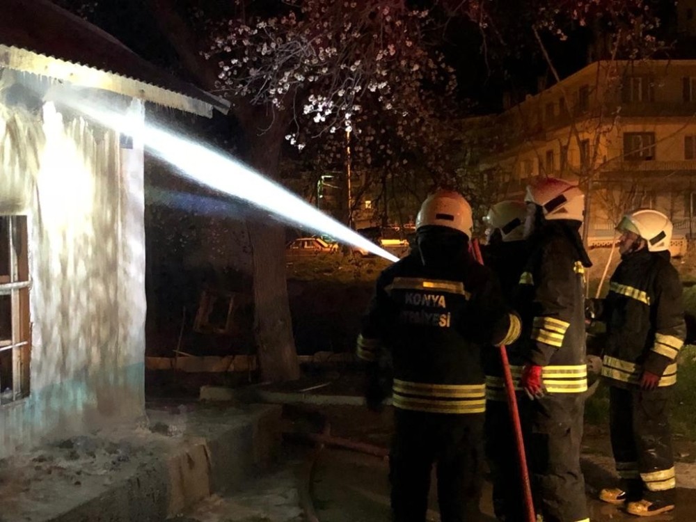 Müstakil ev alev alev yandı 