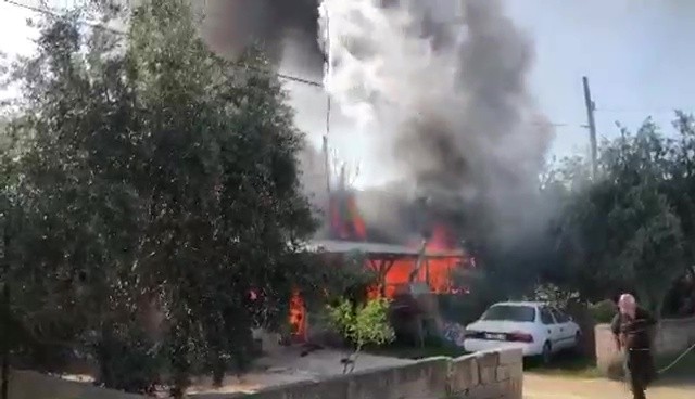 Müstakil ev alev topuna döndü, mahalleli panik yaşadı 