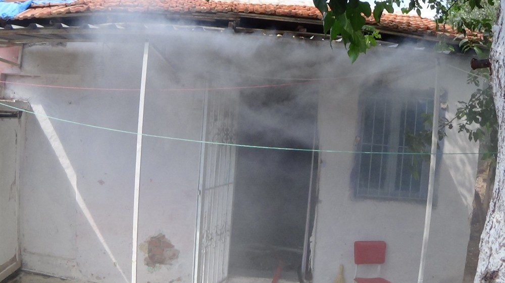 Müstakil evde çıkan yangın çevredeki evlere sıçramadan söndürüldü 