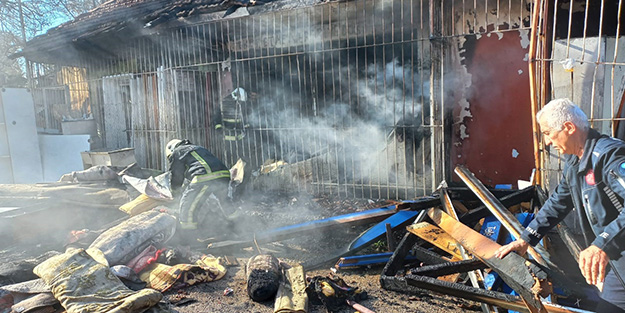 Müstakil evde çıkan yangın spot eşyaları küle çevirdi