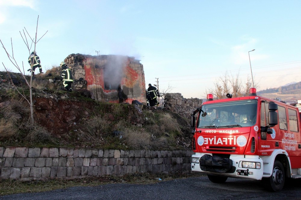 Müstakil evde çıkan yangını itfaiye söndürdü 