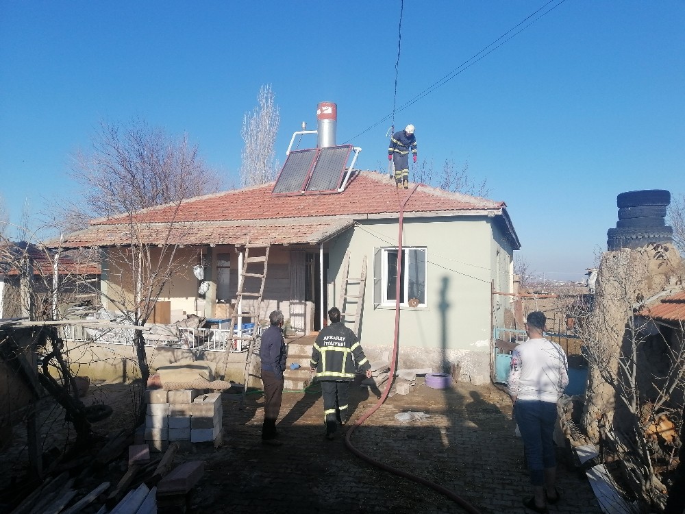 Müstakil evde sobadan sıçrayan kıvılcım yangına neden oldu 