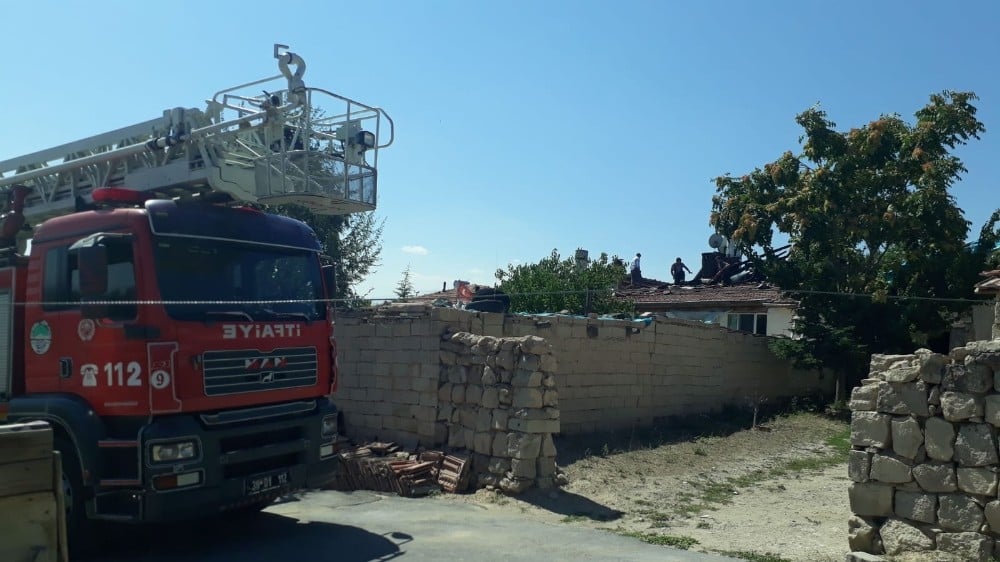 Müstakil evin çatısında çıkan yangını itfaiye söndürdü 