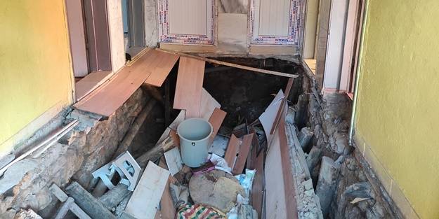 Müstakil evin zemini çöktü: Yaralılar var