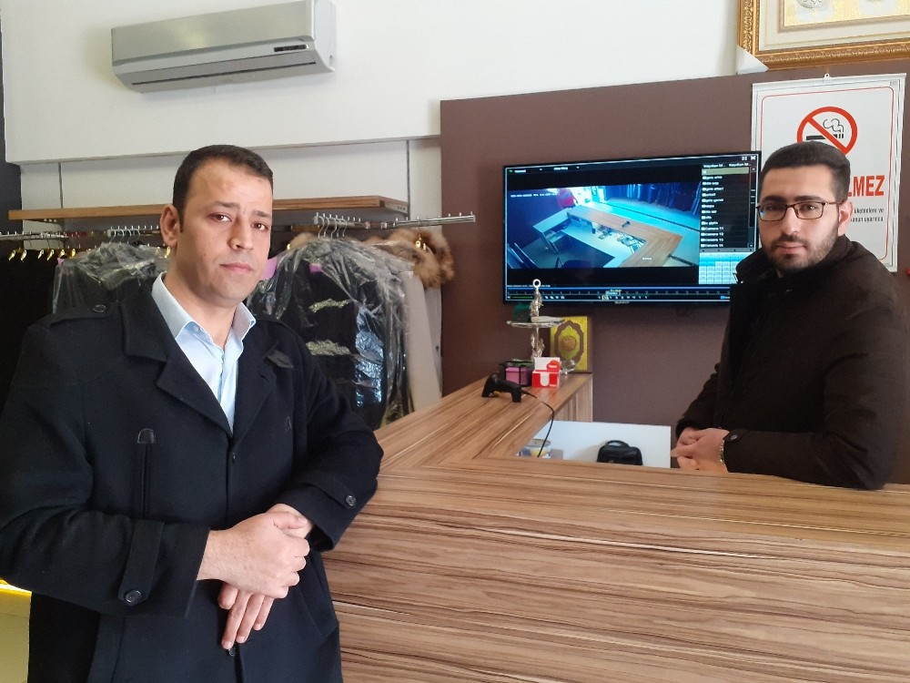 Müşteri gibi girdi, cüzdanı alıp gitti 