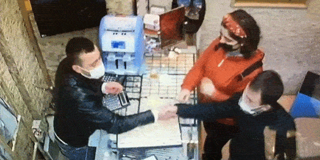 Müşteri gibi girip altın çaldılar! Kuyumcudaki hırsızlık olayı güvenlik kamerasına takıldı