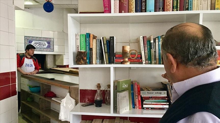 Müşteriler kitap okuyarak sıra bekliyor